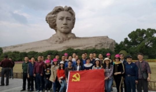 橘子洲頭覽風光，偉人像前溫誓詞